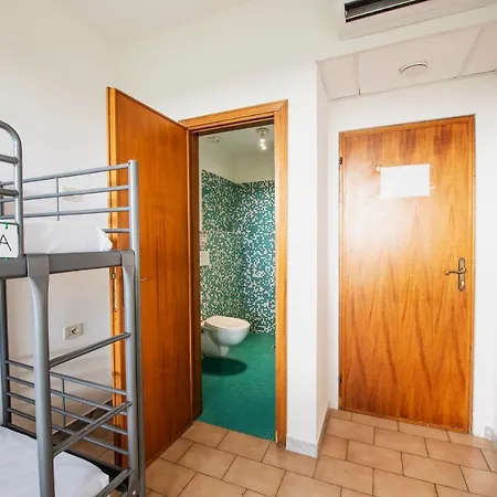 Safestay Hostal *